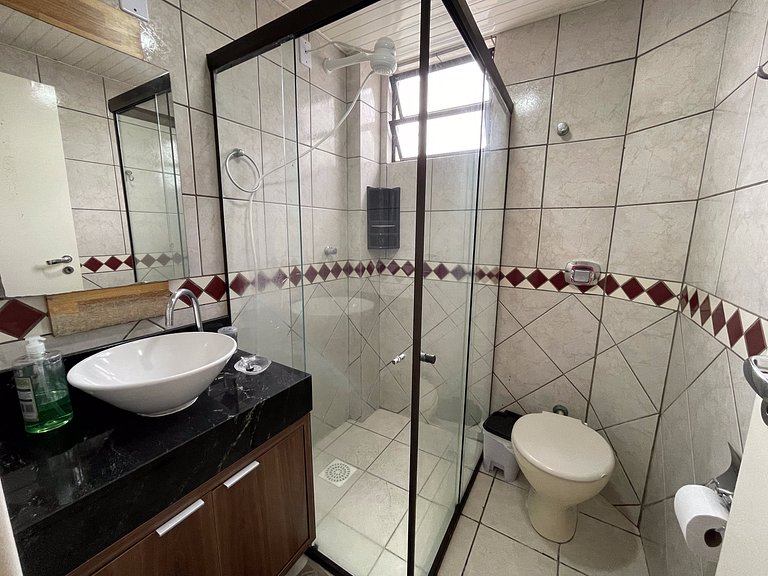 Apê com A/C, Garagem | 300m Praia de Canasvieiras