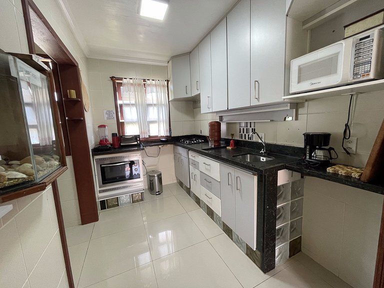 Apê com A/C, Garagem e Piscina em Canasvieiras