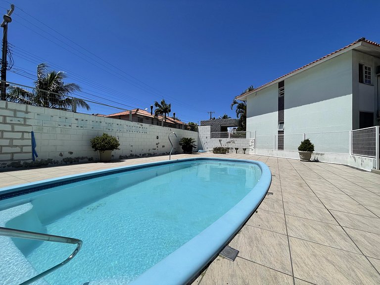 Apê com A/C, Garagem e Piscina em Canasvieiras