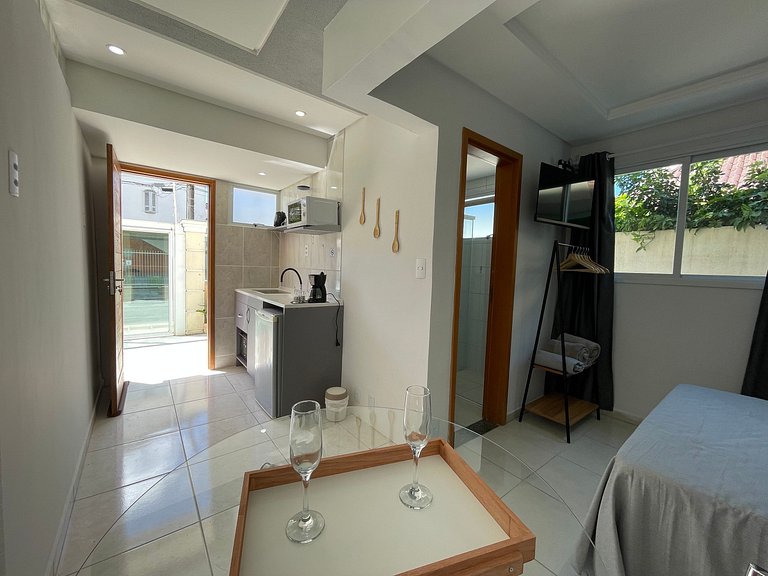 Studio coladinho da Praia de Canasvieiras c/ AC