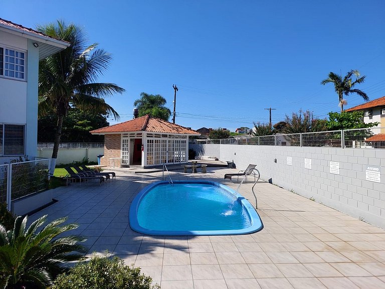 Apê com A/C, Garagem e Piscina em Canasvieiras