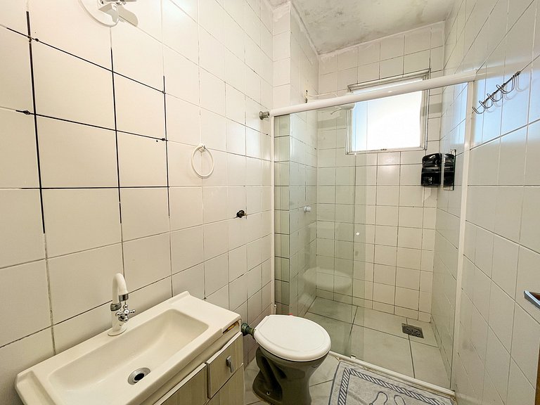 Apê com A/C e Garagem | 300m Praia Canasvieiras