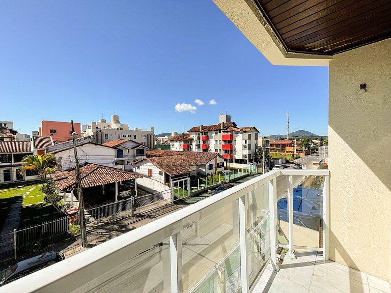 Apê com A/C e Garagem | 300m Praia Canasvieiras