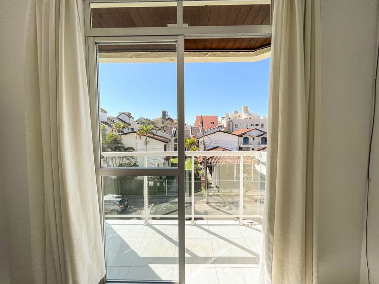 Apê com A/C e Garagem | 300m Praia Canasvieiras