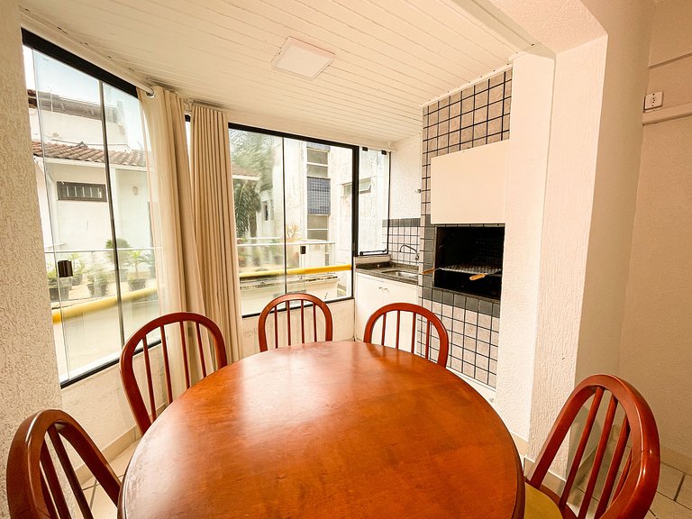 Apê com A/C, Garagem | 300m Praia de Canasvieiras