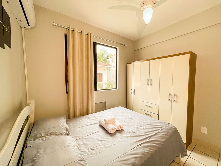 Apê com A/C, Garagem | 300m Praia de Canasvieiras