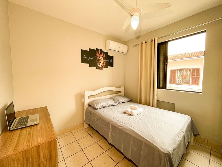 Apê com A/C, Garagem | 300m Praia de Canasvieiras