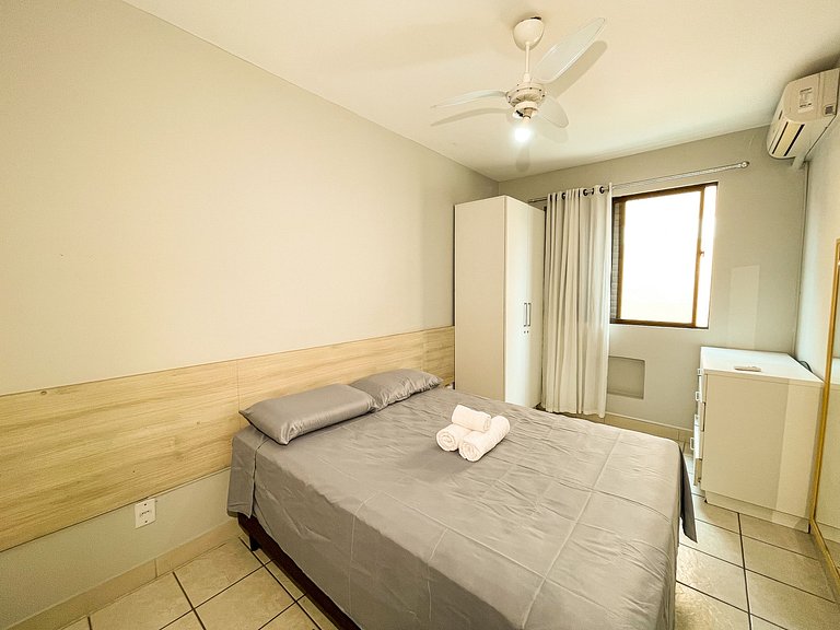 Apê com A/C, Garagem | 300m Praia de Canasvieiras