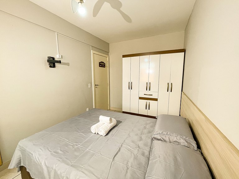 Apê com A/C, Garagem | 300m Praia de Canasvieiras