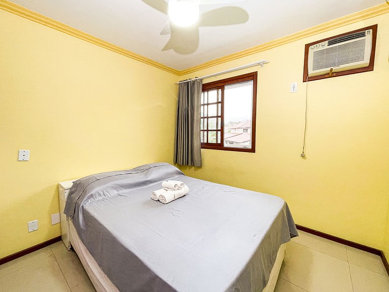 Apê com A/C, Garagem e Piscina em Canasvieiras