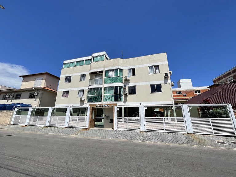 Apê com A/C e Garagem | 300m Praia Canasvieiras