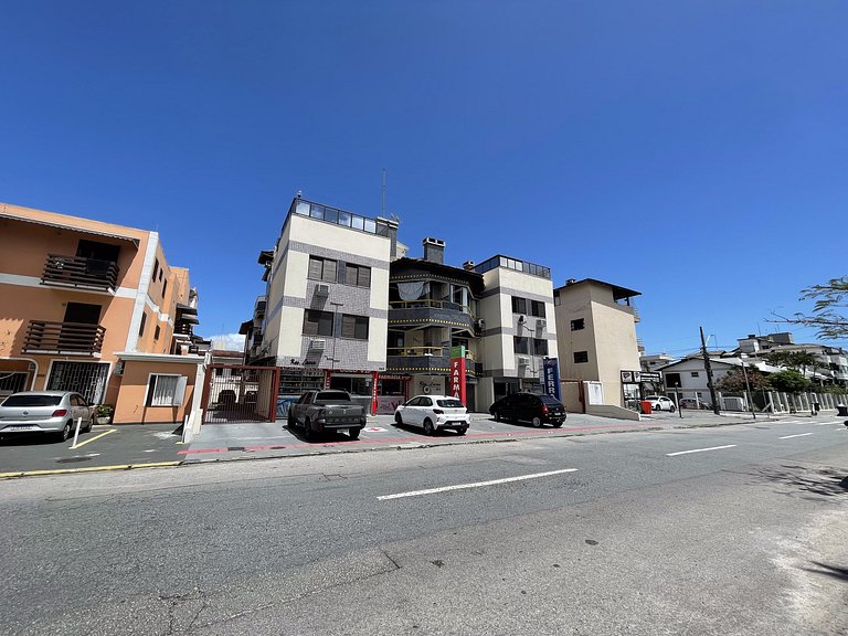 Apê com A/C, Garagem | 300m Praia de Canasvieiras