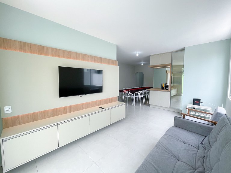 Apê com Garagem, A/C | 200m Praia de Canasvieiras