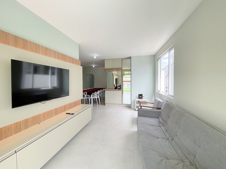 Apê com Garagem, A/C | 200m Praia de Canasvieiras