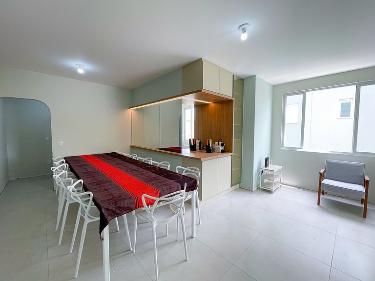 Apê com Garagem, A/C | 200m Praia de Canasvieiras