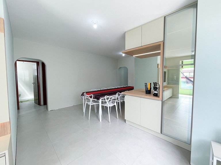 Apê com Garagem, A/C | 200m Praia de Canasvieiras