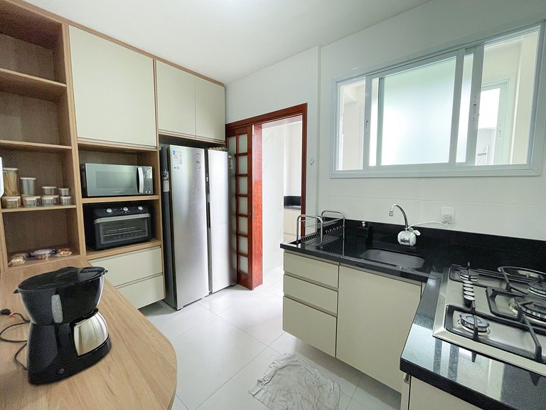 Apê com Garagem, A/C | 200m Praia de Canasvieiras