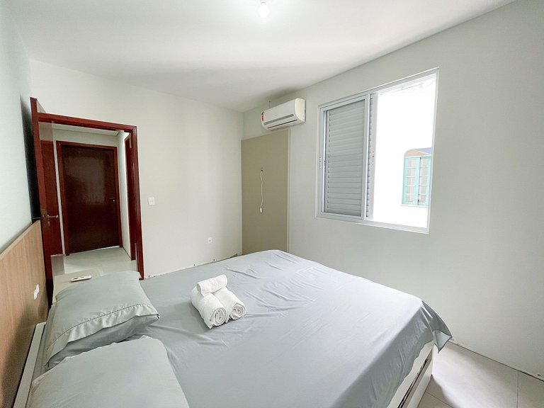 Apê com Garagem, A/C | 200m Praia de Canasvieiras