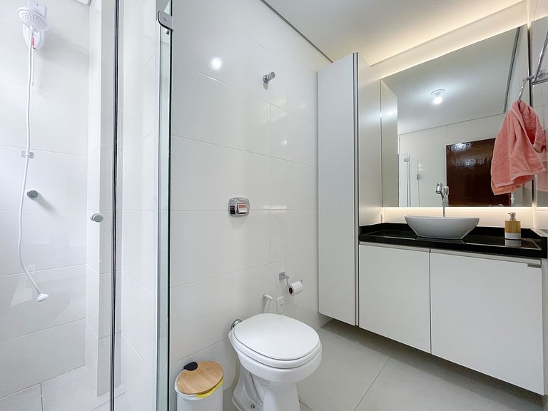 Apê com Garagem, A/C | 200m Praia de Canasvieiras