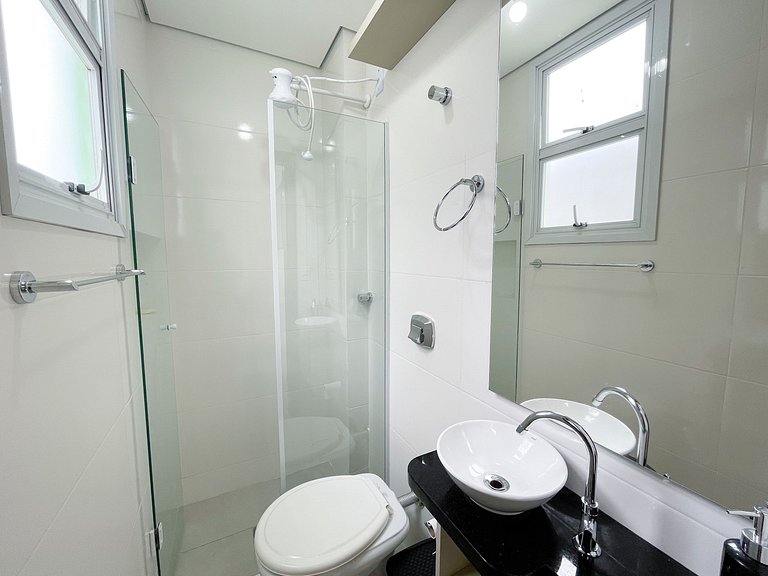 Apê com Garagem, A/C | 200m Praia de Canasvieiras