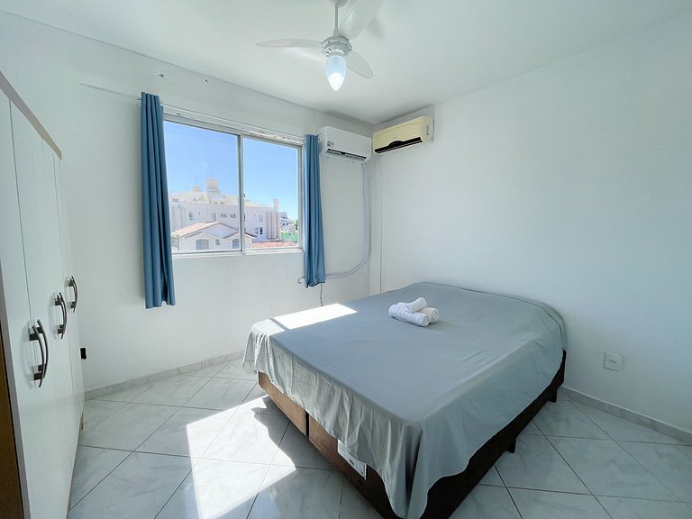 Apê com A/C e Garagem | 300m Praia Canasvieiras