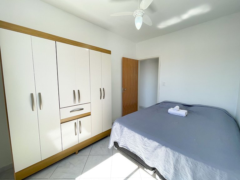 Apê com A/C e Garagem | 300m Praia Canasvieiras