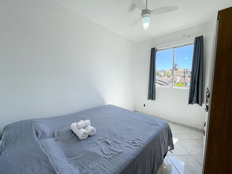 Apê com A/C e Garagem | 300m Praia Canasvieiras