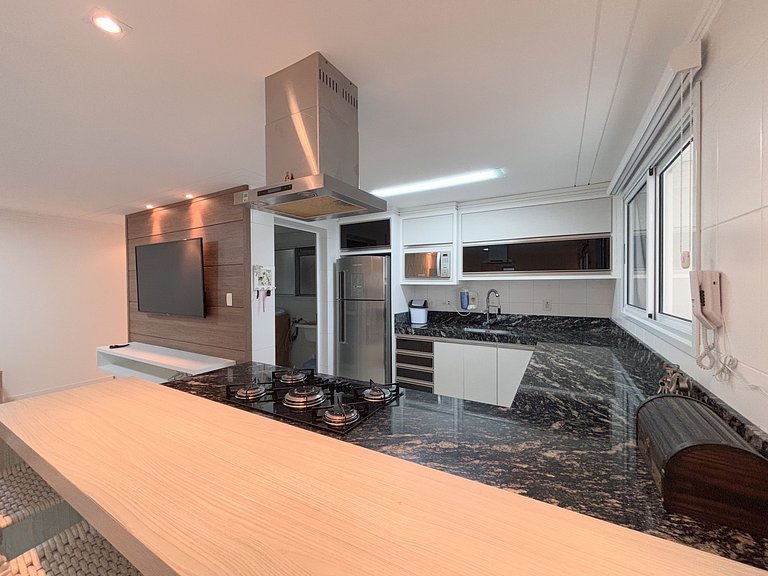 Apê Moderno, A/C e Wifi | 300m Praia dos Ingleses