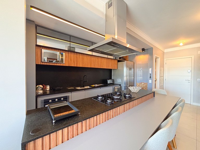 Apê Moderno, A/C e Elevador | 450m Canasvieiras