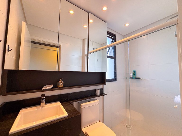 Apê Moderno, A/C e Elevador | 450m Canasvieiras
