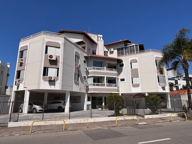 Apê com A/C, Garagem | 250m Praia de Canasvieiras