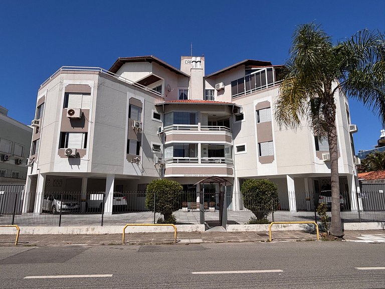 Apê com A/C, Garagem | 250m Praia de Canasvieiras