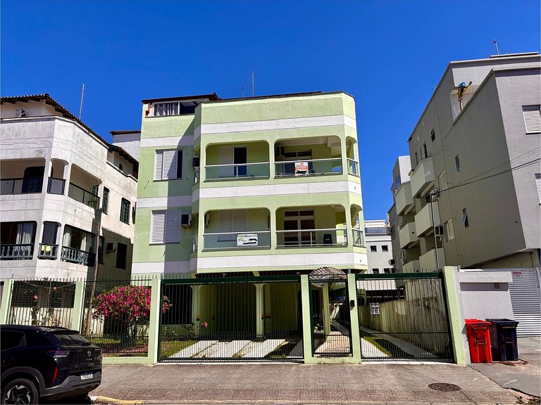 Apê com Garagem, A/C | 200m Praia de Canasvieiras