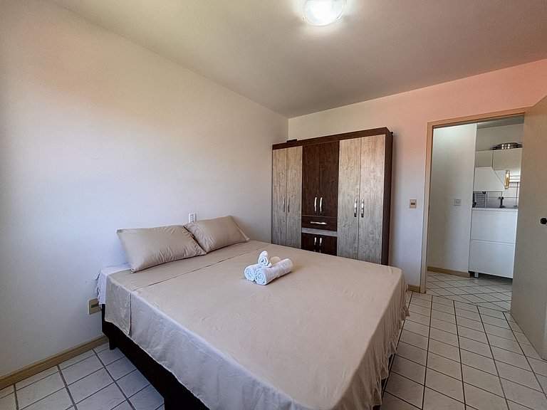 Apê com A/C, Garagem | 250m Praia de Canasvieiras