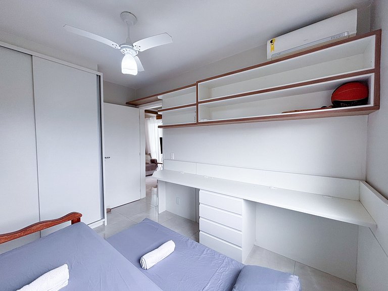 Apê com A/C, Garagem e Piscina em Canasvieiras