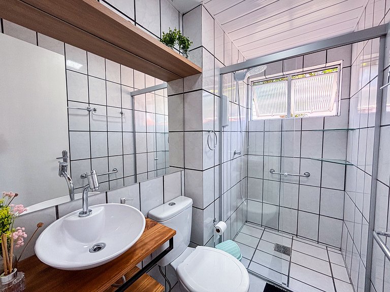 Apê Completo, A/C, Wi-Fi | 350m Praia Canasvieiras