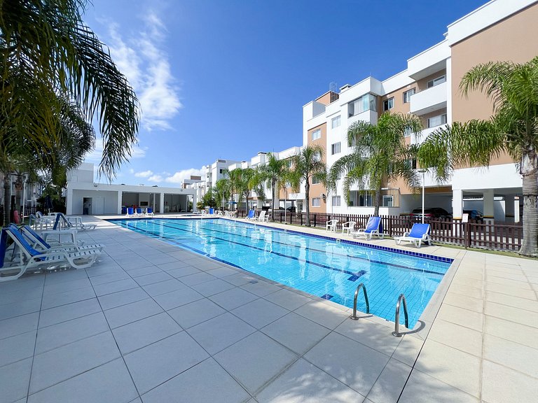 Apê com A/C, Garagem e Piscina em Canasvieiras