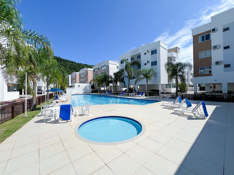 Apê com A/C, Garagem e Piscina em Canasvieiras