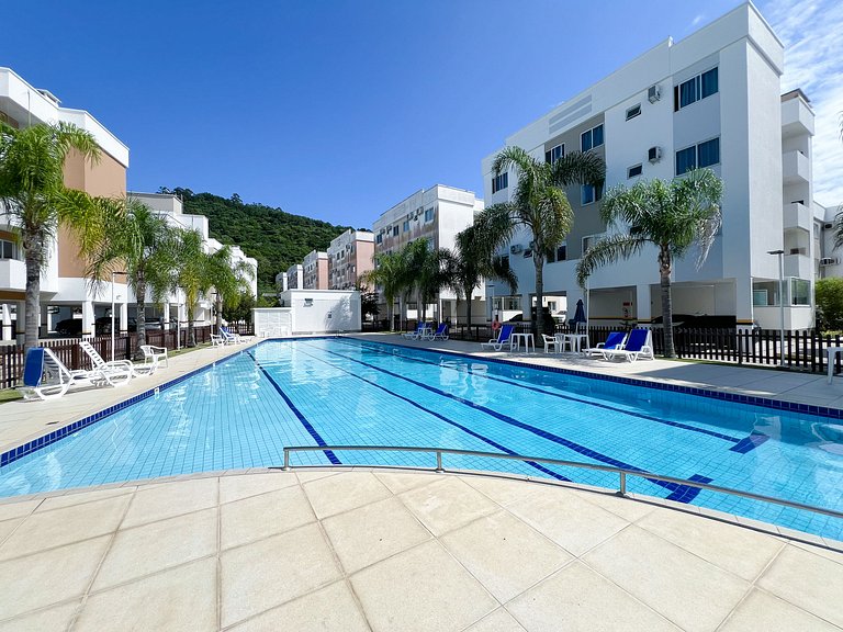 Apê com A/C, Garagem e Piscina em Canasvieiras