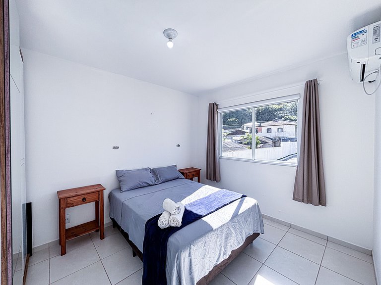 Apê com A/C, Garagem e Piscina em Canasvieiras