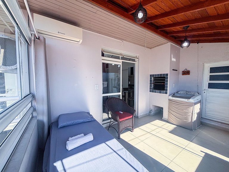 Apê com A/C, Garagem | 250m Praia de Canasvieiras