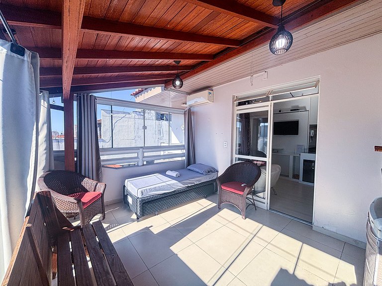 Apê com A/C, Garagem | 250m Praia de Canasvieiras