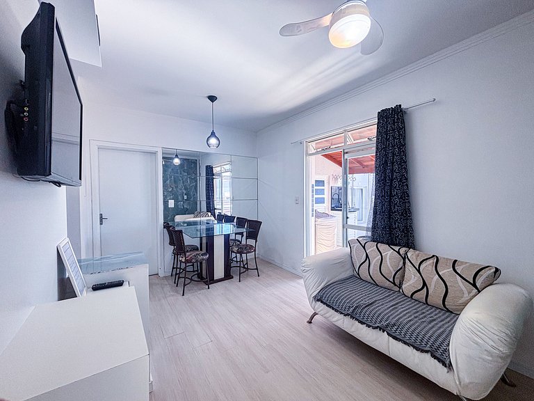 Apê com A/C, Garagem | 250m Praia de Canasvieiras