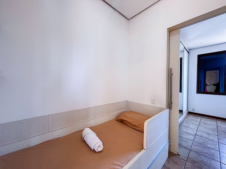 Apê com A/C, Garagem | 250m Praia de Canasvieiras