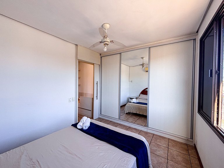 Apê com A/C, Garagem | 250m Praia de Canasvieiras