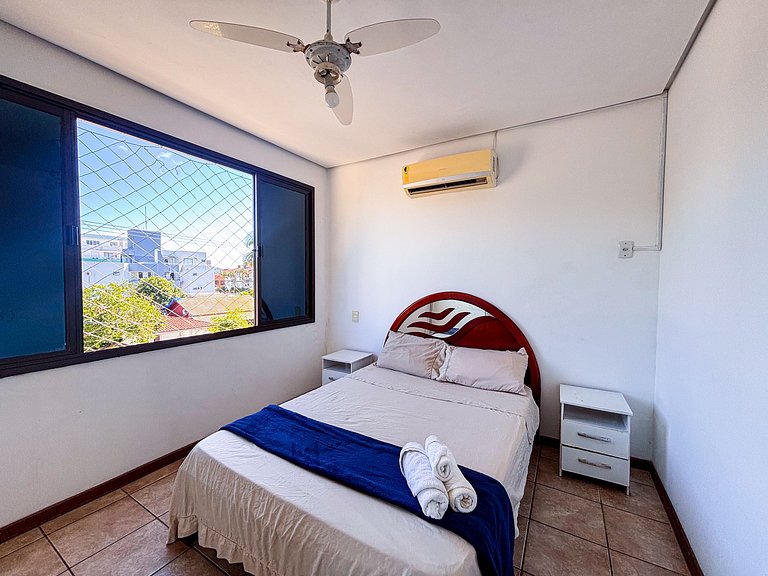 Apê com A/C, Garagem | 250m Praia de Canasvieiras