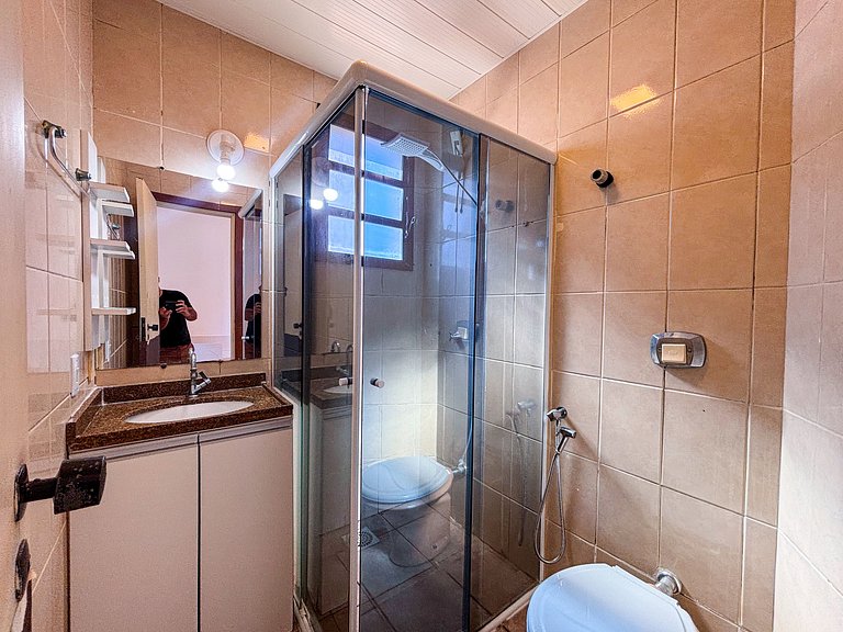 Apê com A/C, Garagem | 250m Praia de Canasvieiras