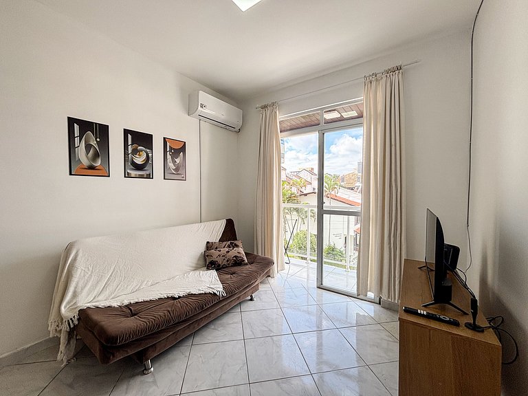 Apê com A/C e Garagem | 300m Praia Canasvieiras