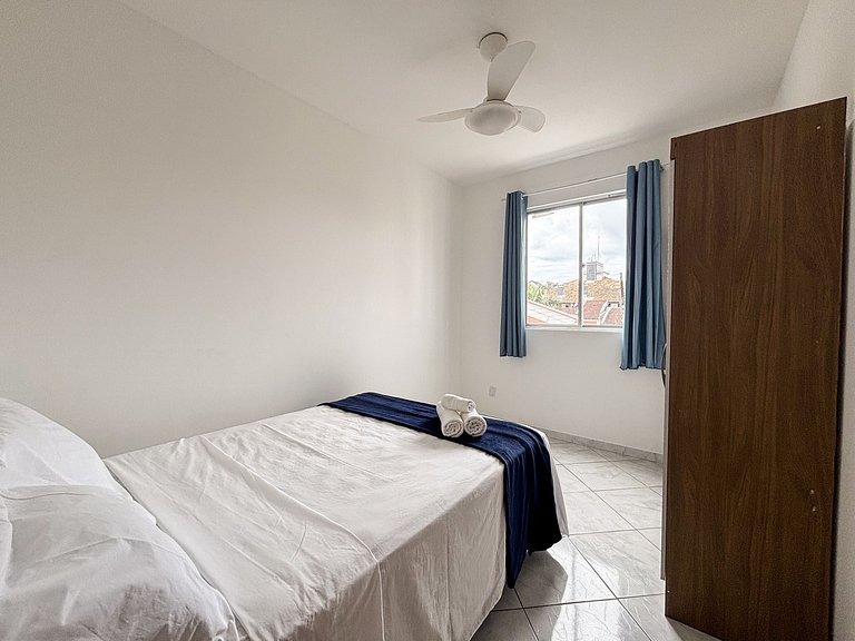 Apê com A/C e Garagem | 300m Praia Canasvieiras